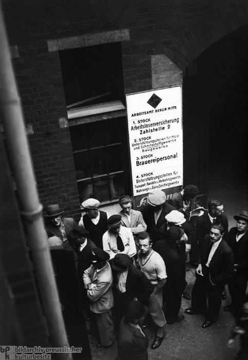 Arbeitslose vor dem Berliner Arbeitsamt (22. Juni 1933)